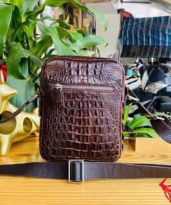 Hình ảnh túi đeo chéo da cá sấu nâu chocolate, sang trọng, bền bỉ, phong cách đẳng cấp.