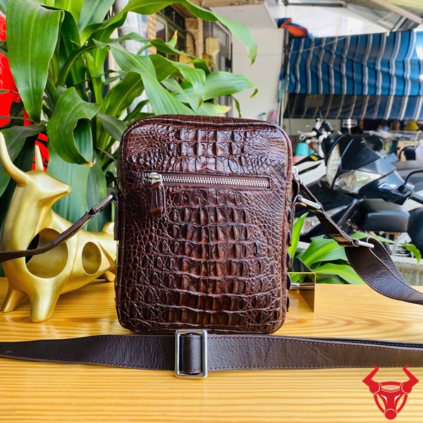 Phong cách thời trang Túi Da Cá Sấu TVA4 Hình ảnh túi đeo chéo da cá sấu nâu chocolate, sang trọng, bền bỉ, phong cách đẳng cấp.