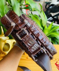 Hình ảnh túi đeo chéo da cá sấu nâu chocolate, đẳng cấp, sang trọng, bền bỉ.