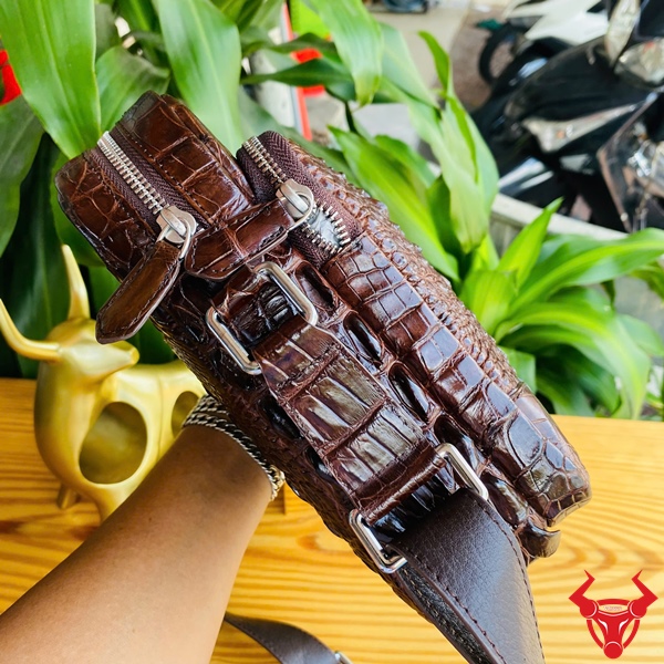 Bền bỉ cùng Túi Đeo Chéo Da Cá Sấu TVA4 Hình ảnh túi đeo chéo da cá sấu nâu chocolate, đẳng cấp, sang trọng, bền bỉ.
