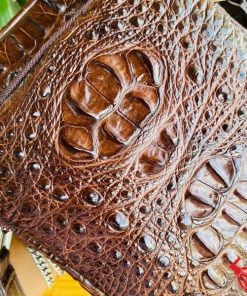 Hình ảnh túi đeo chéo da cá sấu nâu chocolate, bền bỉ, sang trọng, phong cách đẳng cấp.