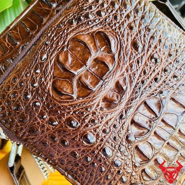 Đẳng cấp từ Túi Da Cá Sấu TVA4 Hình ảnh túi đeo chéo da cá sấu nâu chocolate, bền bỉ, sang trọng, phong cách đẳng cấp.