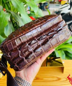 Hình ảnh túi đeo chéo da cá sấu nâu chocolate, đẳng cấp, bền bỉ, sang trọng.