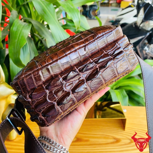Sang trọng với Túi Đeo Chéo Da Cá Sấu TVA4 Hình ảnh túi đeo chéo da cá sấu nâu chocolate, đẳng cấp, bền bỉ, sang trọng.