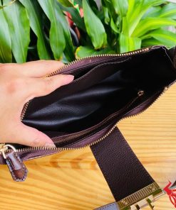 Hình ảnh túi đeo vai da bụng cá sấu HM-19 màu nâu, khóa vàng, đặt trên giá gỗ, nổi bật với phong cách thời trang sang trọng.