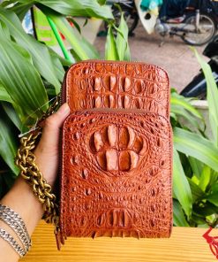 Hình ảnh túi đựng điện thoại da gù cá sấu nâu đỏ cao cấp, bền bỉ, năng động, tiện dụng.