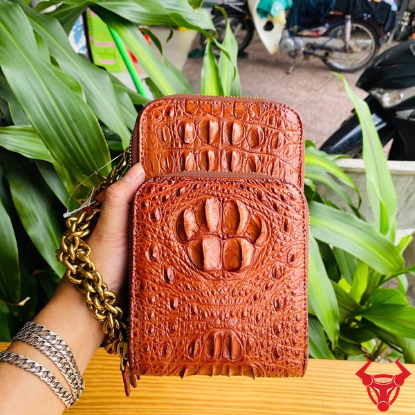 Túi Da Gù Cá Sấu Nâu Đỏ Bền Bỉ Cao Cấp Năng Động Tiện Dụng Hình ảnh túi đựng điện thoại da gù cá sấu nâu đỏ cao cấp, bền bỉ, năng động, tiện dụng.
