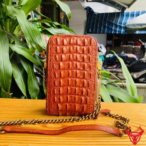 Hình ảnh túi da gù cá sấu nâu đỏ bền bỉ, cao cấp, năng động, tiện dụng.