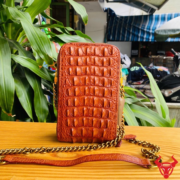 Túi Da Gù Cá Sấu Nâu Đỏ Bền Bỉ Cao Cấp Năng Động Tiện Dụng Hình ảnh túi da gù cá sấu nâu đỏ bền bỉ, cao cấp, năng động, tiện dụng.