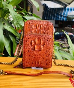 Hình ảnh túi điện thoại da gù cá sấu nâu đỏ cao cấp, bền bỉ, năng động, tiện dụng.