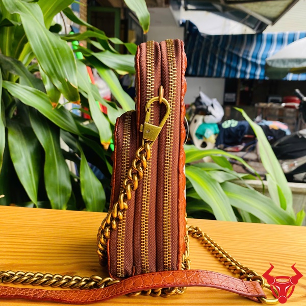 Hình ảnh túi điện thoại da gù cá sấu nâu đỏ năng động, cao cấp, bền bỉ, tiện dụng.