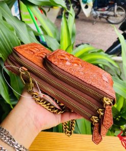 Hình ảnh túi đựng điện thoại da gù cá sấu nâu đỏ tiện dụng, cao cấp, bền bỉ, năng động.
