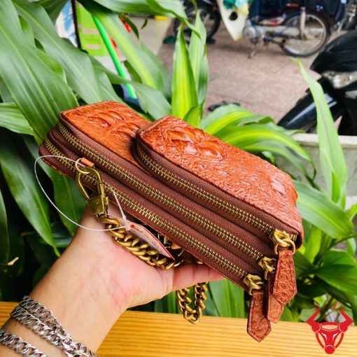 Hình ảnh túi đựng điện thoại da gù cá sấu nâu đỏ tiện dụng, cao cấp, bền bỉ, năng động.