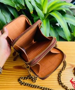 Hình ảnh túi đựng điện thoại da gù cá sấu màu nâu đỏ cao cấp, bền bỉ, năng động, tiện dụng.