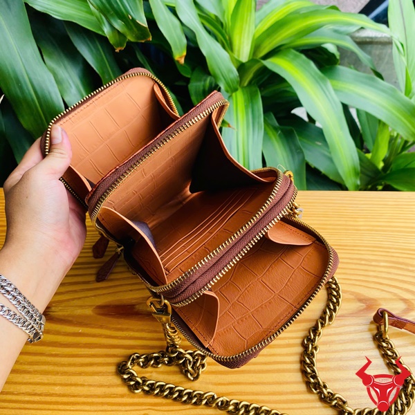 Túi Đựng Điện Thoại Tiện Dụng Da Cá Sấu Cao Cấp Bền Bỉ Năng Động Hình ảnh túi đựng điện thoại da gù cá sấu màu nâu đỏ cao cấp, bền bỉ, năng động, tiện dụng.