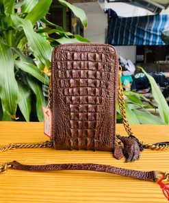 Hình ảnh túi điện thoại da gù cá sấu nâu đất cao cấp, bền bỉ, năng động, tiện dụng.
