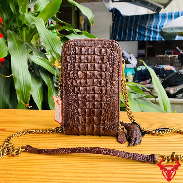 Hình ảnh túi điện thoại da gù cá sấu nâu đất cao cấp, bền bỉ, năng động, tiện dụng.