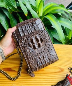 Hình ảnh túi đựng điện thoại da gù cá sấu nâu đất cao cấp, bền bỉ, năng động, tiện dụng.