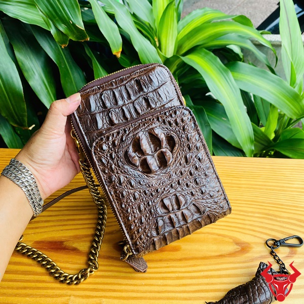 Hình ảnh túi đựng điện thoại da gù cá sấu nâu đất cao cấp, bền bỉ, năng động, tiện dụng.