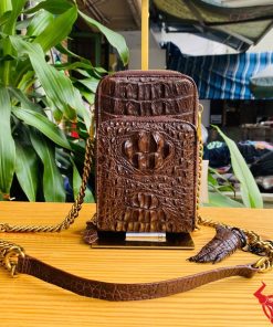Hình ảnh túi đựng điện thoại da gù cá sấu màu nâu đất cao cấp, bền bỉ, năng động, tiện dụng.
