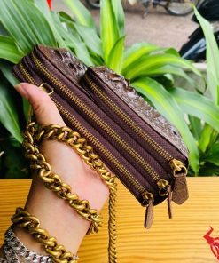 Hình ảnh túi da gù cá sấu nâu đất bền bỉ, cao cấp, năng động, tiện dụng.