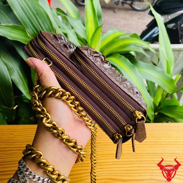 Hình ảnh túi da gù cá sấu nâu đất bền bỉ, cao cấp, năng động, tiện dụng.