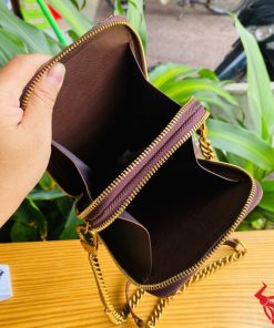 Túi da cá sấu năng động, cao cấp, bền bỉ, tiện dụng.