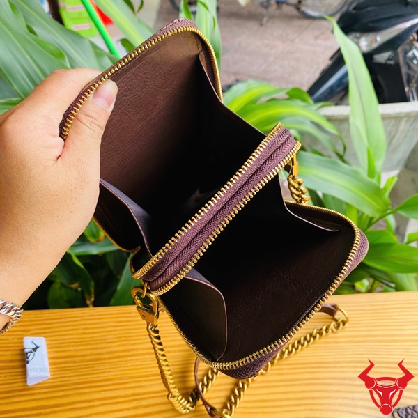 Túi da cá sấu năng động, cao cấp, bền bỉ, tiện dụng.