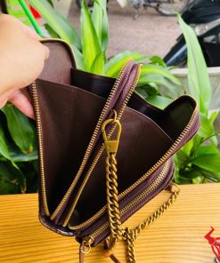 Hình ảnh túi đựng điện thoại da gù cá sấu nâu đất tiện dụng, cao cấp, bền bỉ, năng động.