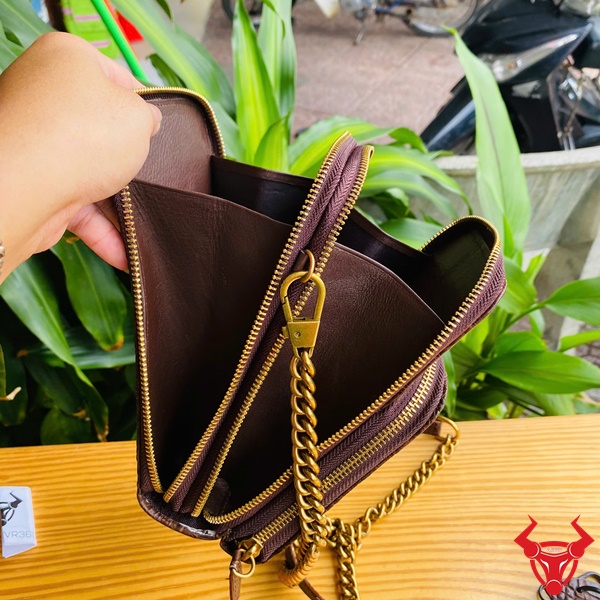 Hình ảnh túi đựng điện thoại da gù cá sấu nâu đất tiện dụng, cao cấp, bền bỉ, năng động.