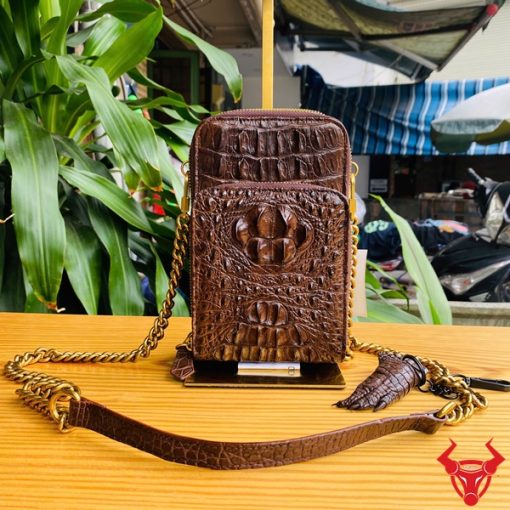 Hình ảnh túi đựng điện thoại da gù cá sấu màu nâu đất cao cấp, bền bỉ, năng động, tiện dụng.