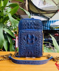 Hình ảnh túi điện thoại da gù cá sấu xanh navy năng động, cao cấp, bền bỉ, tiện dụng.