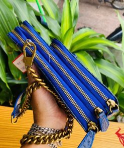 Hình ảnh túi đựng điện thoại da gù cá sấu xanh navy năng động, cao cấp, bền bỉ, tiện dụng.