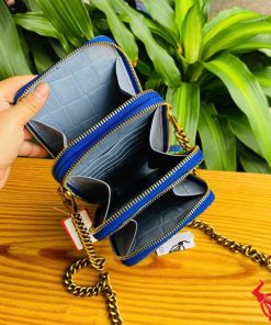 Túi da gù cá sấu tiện dụng xanh navy TOD09 kết hợp cao cấp, bền bỉ và năng động với hoa văn cá sấu độc đáo. Dây xích vàng sang trọng, khóa kéo dễ sử dụng, phù hợp cho đi làm hoặc du lịch. Kích thước nhỏ gọn, bảo vệ điện thoại hiệu quả, mang lại phong cách thời thượng và tiện lợi qua nhiều năm.