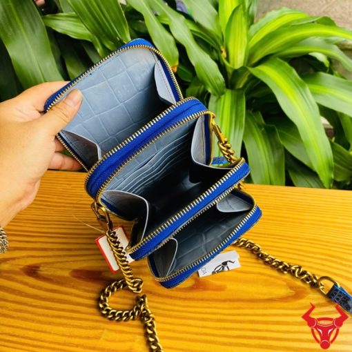 Túi da gù cá sấu tiện dụng xanh navy TOD09 kết hợp cao cấp, bền bỉ và năng động với hoa văn cá sấu độc đáo. Dây xích vàng sang trọng, khóa kéo dễ sử dụng, phù hợp cho đi làm hoặc du lịch. Kích thước nhỏ gọn, bảo vệ điện thoại hiệu quả, mang lại phong cách thời thượng và tiện lợi qua nhiều năm.