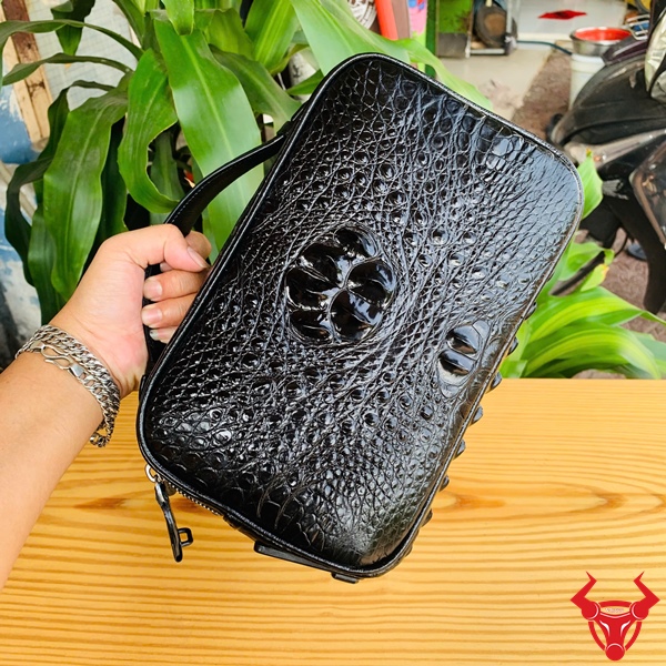 Clutch Golf CJA4 Da Cá Sấu Đen – Phụ Kiện Đẳng Cấp Cho Quý Ông Clutch xách tay da cá sấu CJA4 đen – thời trang cho nam giới.