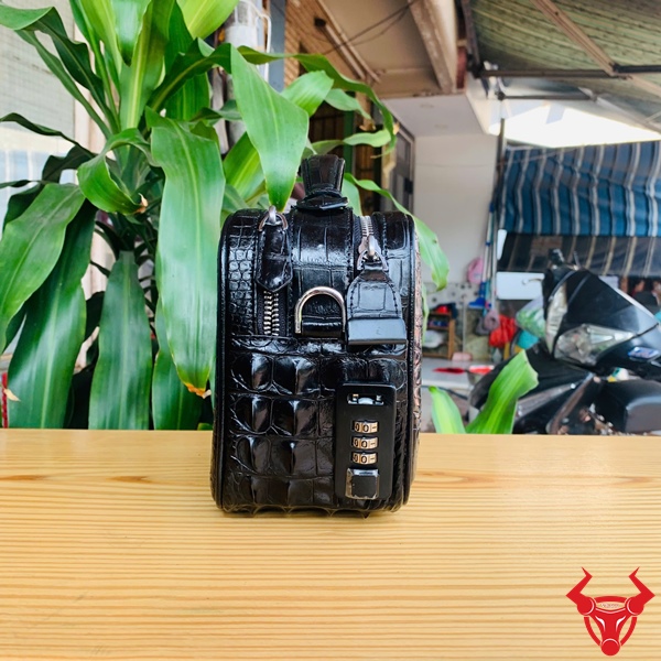 Clutch Nam CJA4 Da Cá Sấu – Vẻ Đẹp Tối Giản, Giá Trị Bền Lâu Túi xách golf da cá sấu đen CJA4 – đậm chất nam tính.