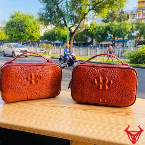 Túi golf xách tay da cá sấu gù màu nâu đỏ CJA4