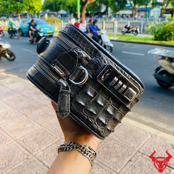 Phụ Kiện Golf Thời Trang – Túi Da Cá Sấu Màu Xám CJA4 Túi golf xách tay nam da cá sấu gù xám CJA4