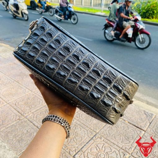 Túi xách da cá sấu gù cho golf thủ nam màu xám
