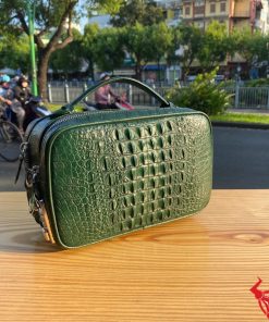 Clutch nam da cá sấu xanh lá CJA4 – phụ kiện định hình cá tính.