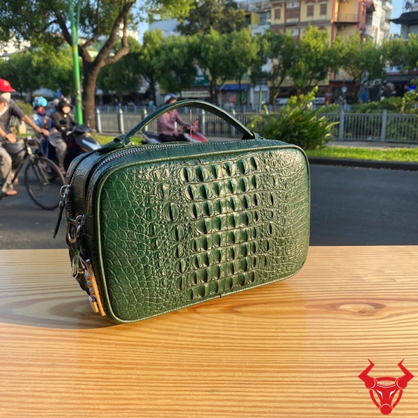 Clutch Da Cá Sấu Thật CJA4 – Sắc Xanh Khác Biệt, Đẳng Cấp Clutch nam da cá sấu xanh lá CJA4 – phụ kiện định hình cá tính.