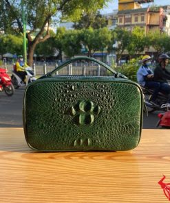 Túi golf nam da cá sấu màu xanh lá CJA4 nổi bật và đẳng cấp.