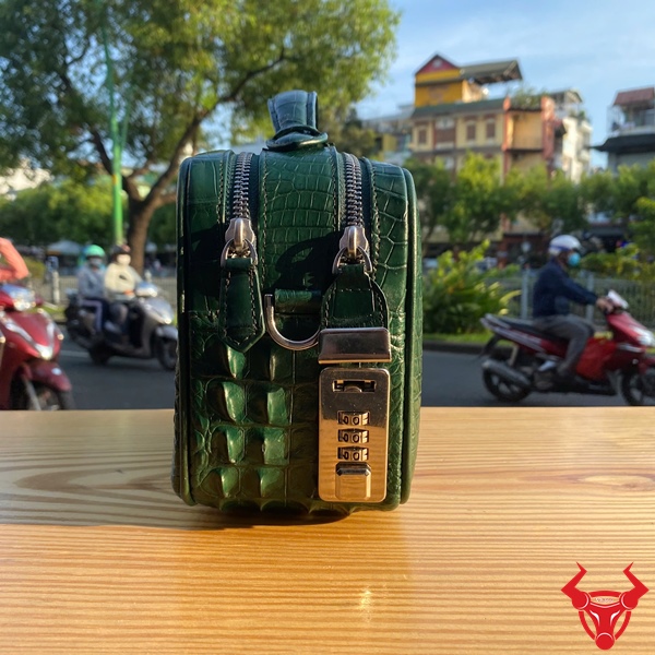 CJA4 – Clutch Golf Nam Da Cá Sấu Chính Hãng, Bản Lĩnh Khác Biệt Túi da cá sấu xanh lá CJA4 – khẳng định cá tính thời trang.
