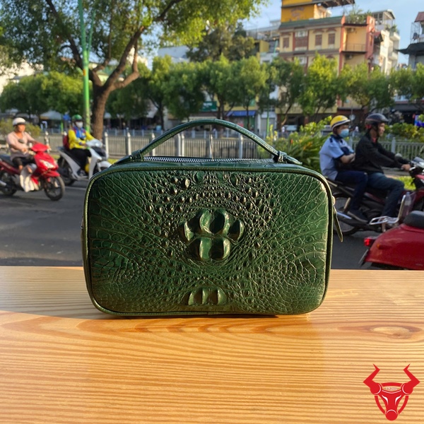 Túi Golf Nam Da Cá Sấu Xanh Lá CJA4 – Phong Cách Quý Ông Túi golf nam da cá sấu màu xanh lá CJA4 nổi bật và đẳng cấp.