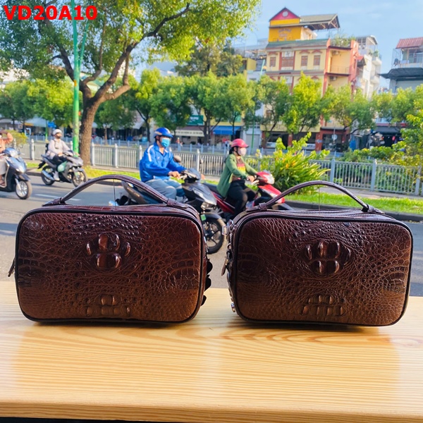 Túi Golf Nam Da Gù Cá Sấu Màu Nâu Đất CJA4 Thời Trang Túi golf da gù cá sấu màu nâu đất đậm chất nam tính.
