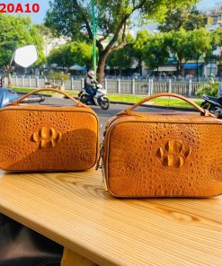 Túi golf xách tay nam da cá sấu màu vàng bò sang trọng, cao cấp.