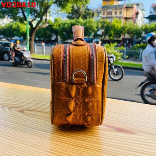 Túi golf tay cầm da cá sấu màu vàng bò phong cách thời trang.