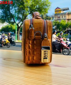 Túi xách tay golf cho nam da cá sấu vàng bò, cao cấp, sành điệu.
