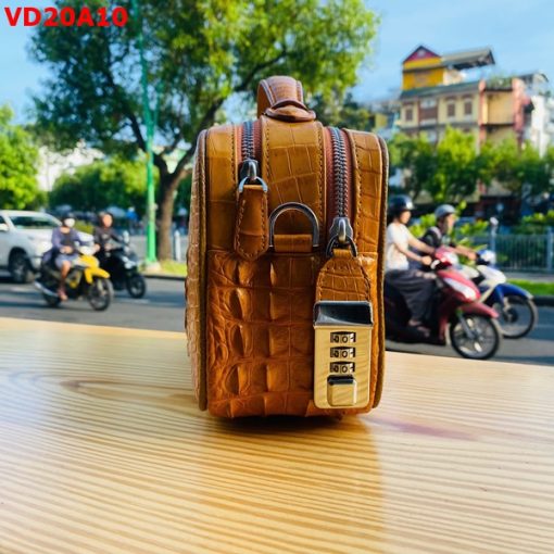 Túi xách tay golf cho nam da cá sấu vàng bò, cao cấp, sành điệu.